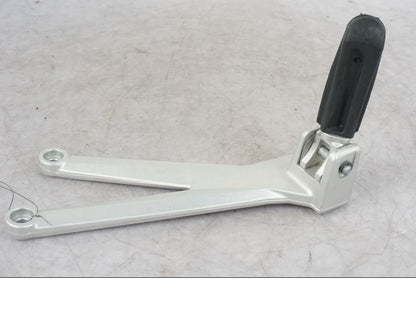 Baksidan på Fotpinnefäste från en KTM 690 Enduro -2023 motorcykel.