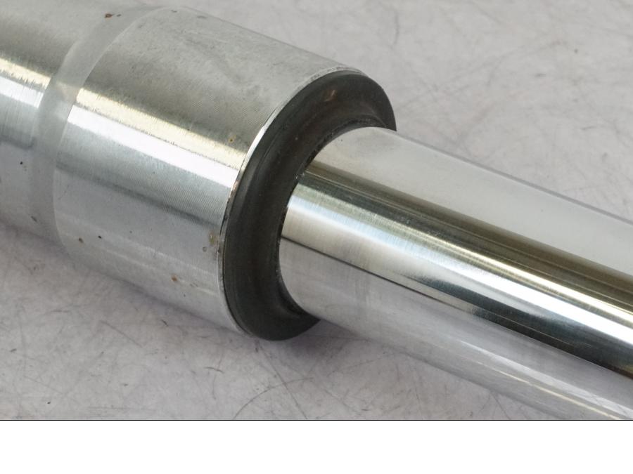 Höger sida på Gaffelben från en Suzuki VZ 800 -2000 motorcykel.