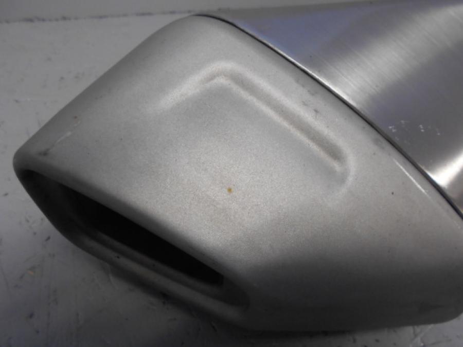 Höger sida på Ljuddämpare från en BMW S 1000 XR -2015 motorcykel.