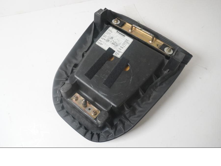 Höger sida på Sadel från en Kawasaki ZX-9R -1996 motorcykel.