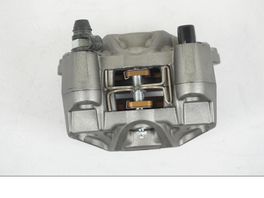 Snett nerifrån på Bromsok från en KTM 1290 Super Duke R EVO -2023 motorcykel.