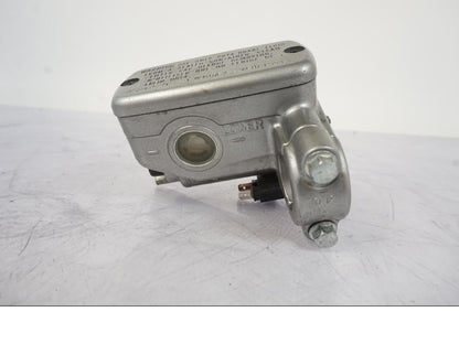 Vänster sida på Bromshuvudcylinder från en Honda VFR 750 -1994 motorcykel.