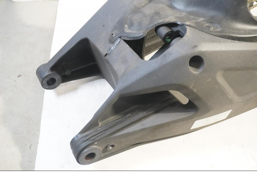 Baksidan på Sving från en Ducati Monster 696 -2008 motorcykel.