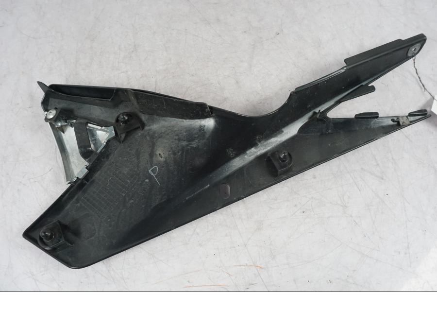 Snett uppifrån på Sidopanel från en Suzuki GSF 1250 -2010 motorcykel.