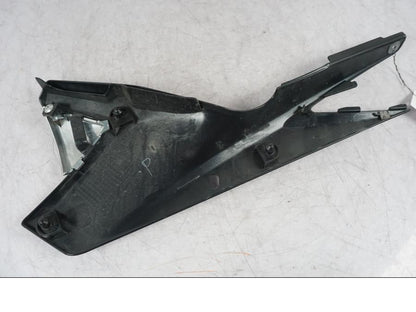 Snett uppifrån på Sidopanel från en Suzuki GSF 1250 -2010 motorcykel.