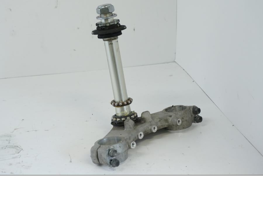 Baksidan på Gaffelkrona från en Honda XL 1000 V -1999 motorcykel.