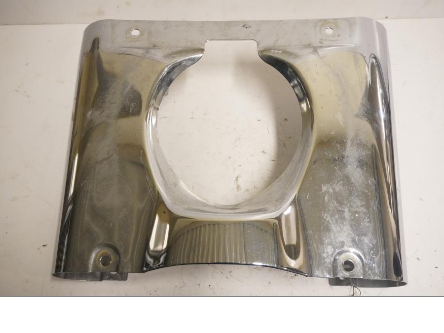 Framsidan på Gaffelbendekor från en Suzuki VL 1500 -1998 motorcykel.