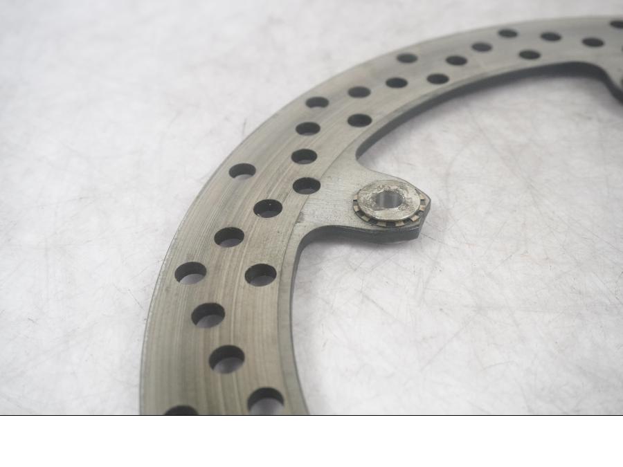 Vänster sida på Bromsskiva från en BMW F 800 GT -2015 motorcykel.