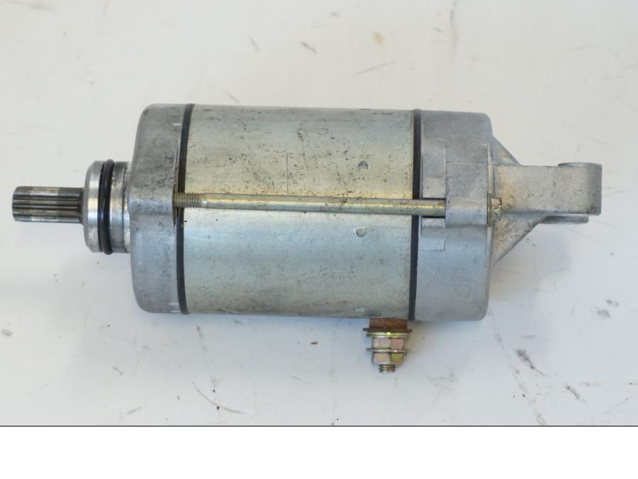 Vänster sida på Startmotor från en Honda CBR 900 RR -2001 motorcykel.