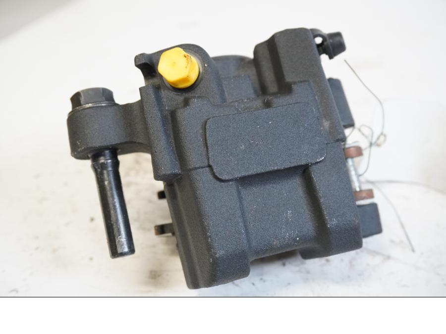 Baksidan på Bromsok från en Kawasaki Versys 1000 -2012 motorcykel.