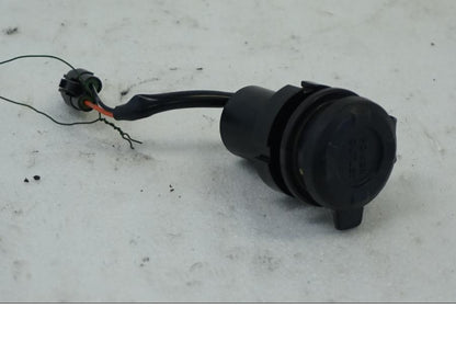 Framsidan på El uttag 12 V från en Suzuki DL 1000 -2016 motorcykel.