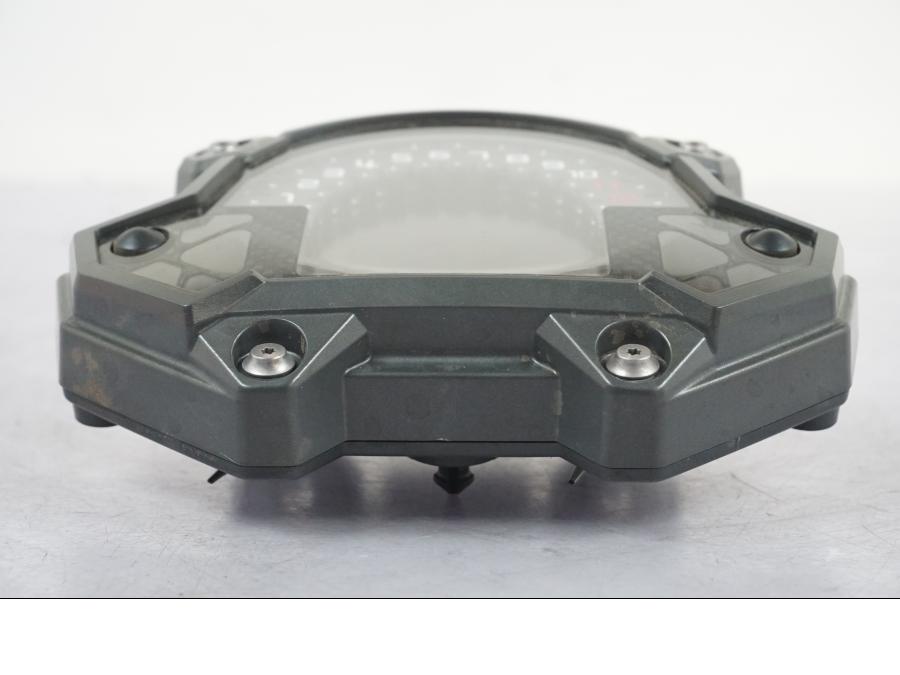 Baksidan på Instrumentpanel från en Kawasaki Z 900 -2019 motorcykel.