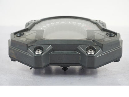 Baksidan på Instrumentpanel från en Kawasaki Z 900 -2019 motorcykel.