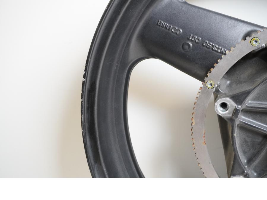 Snett nerifrån på Fälg från en Honda ST 1100 -1999 motorcykel.