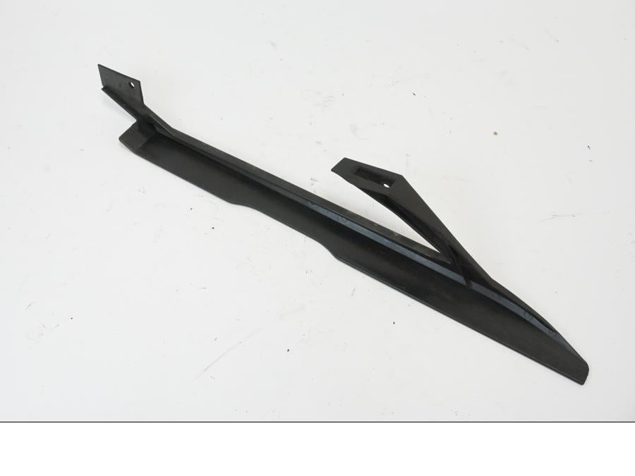 Vänster sida på Kedjeskydd från en KTM 690 Duke -2016 motorcykel.