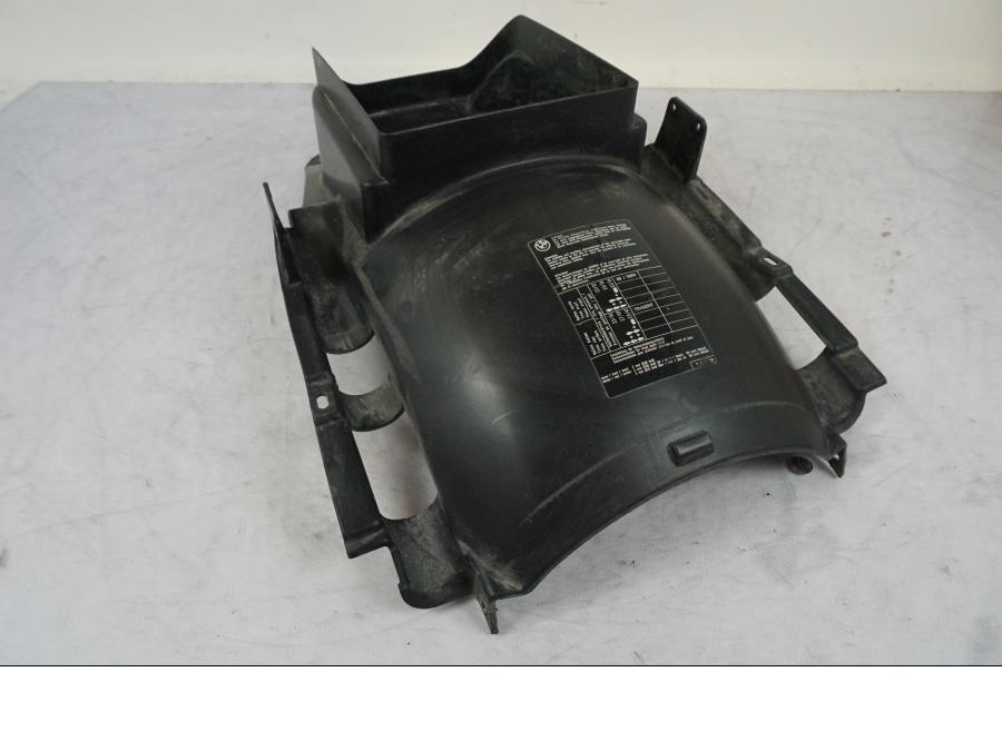 Snett uppifrån på Undertail från en BMW R 850 R -2004 motorcykel.