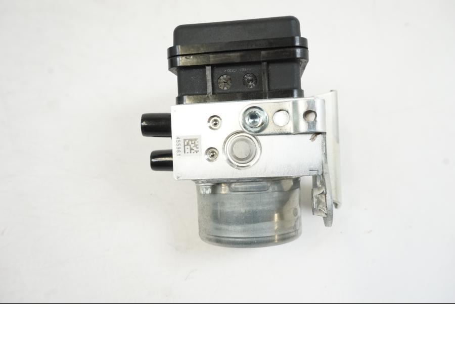 Vänster sida på ABS Modulator från en Yamaha MT-10 -2022 motorcykel.