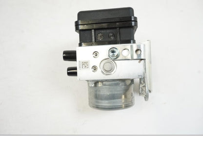 Vänster sida på ABS Modulator från en Yamaha MT-10 -2022 motorcykel.