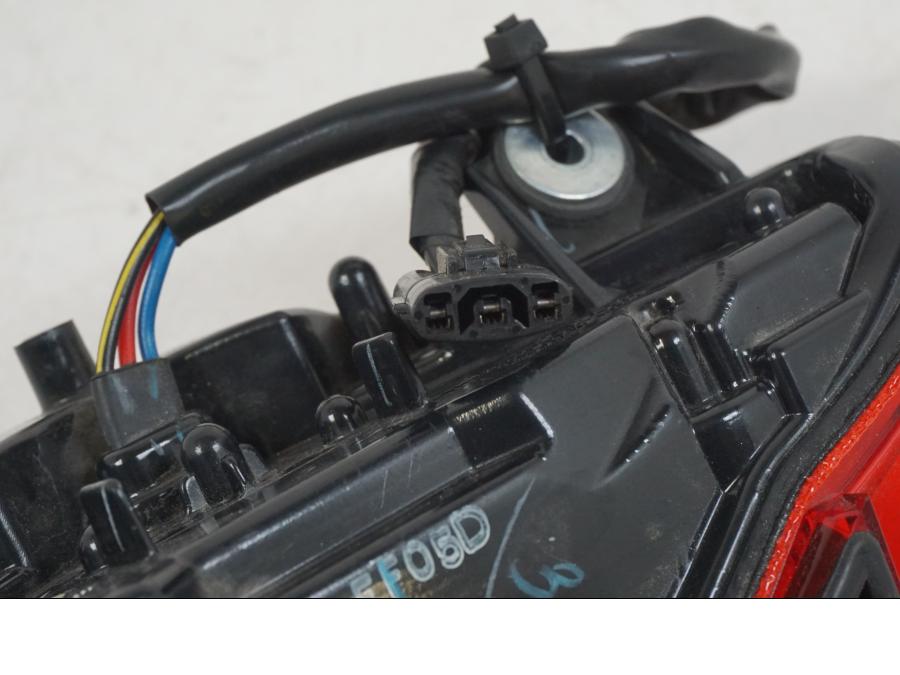 Snett uppifrån på Baklampa från en Kawasaki ER-6F -2016 motorcykel.