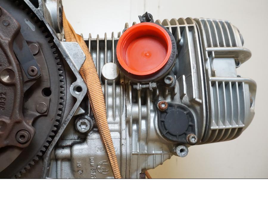 Snett uppifrån på Motor från en BMW R 850 R -2004 motorcykel.