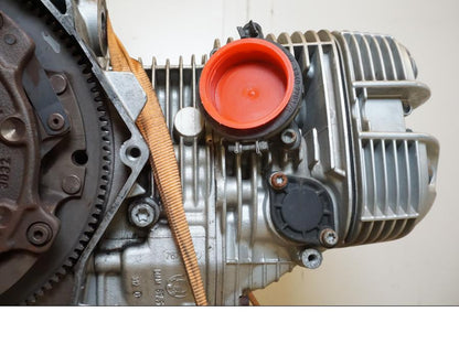 Snett uppifrån på Motor från en BMW R 850 R -2004 motorcykel.