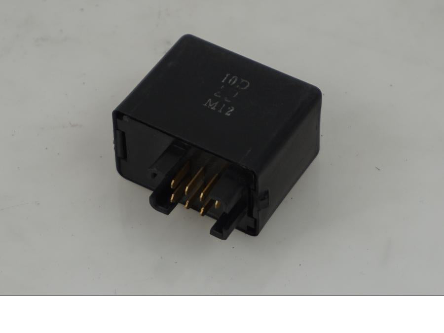 Framsidan på Blinkersrelä från en Suzuki DL 1000 -2003 motorcykel.