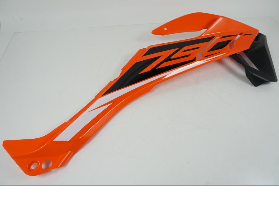 Framsidan på Sidkåpa från en KTM 790 Adventure -2020 motorcykel.