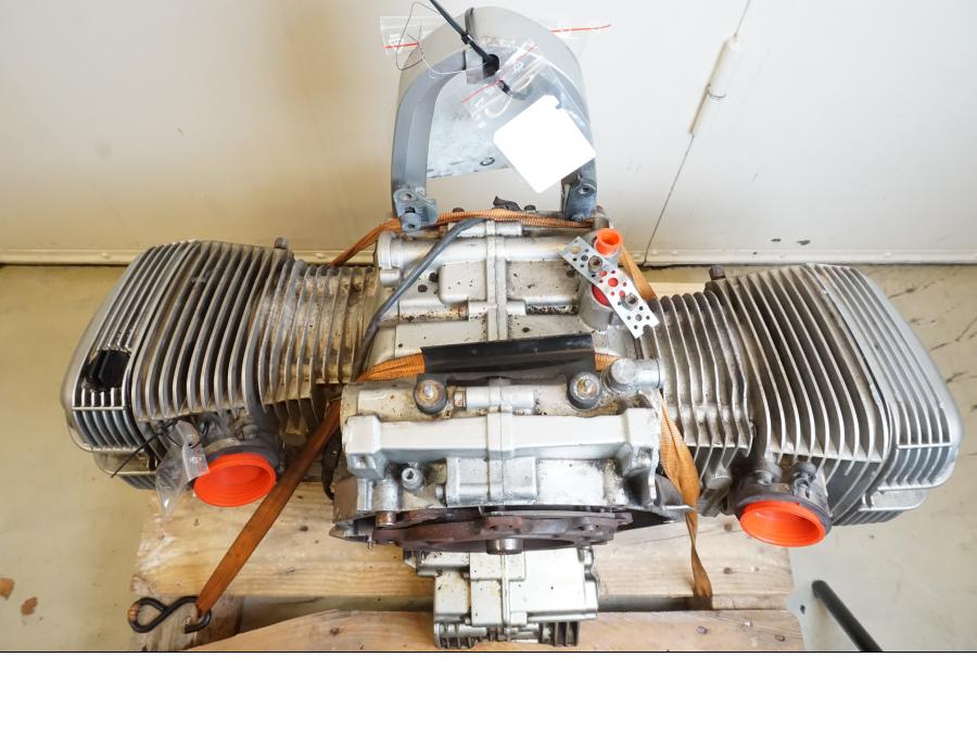 Snett nerifrån på Motor från en BMW R 850 R -2004 motorcykel.