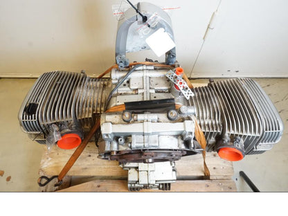 Snett nerifrån på Motor från en BMW R 850 R -2004 motorcykel.