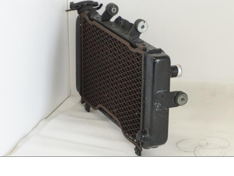 Snett nerifrån på Vattenkyl från en Yamaha TDM 850 -1998 motorcykel.