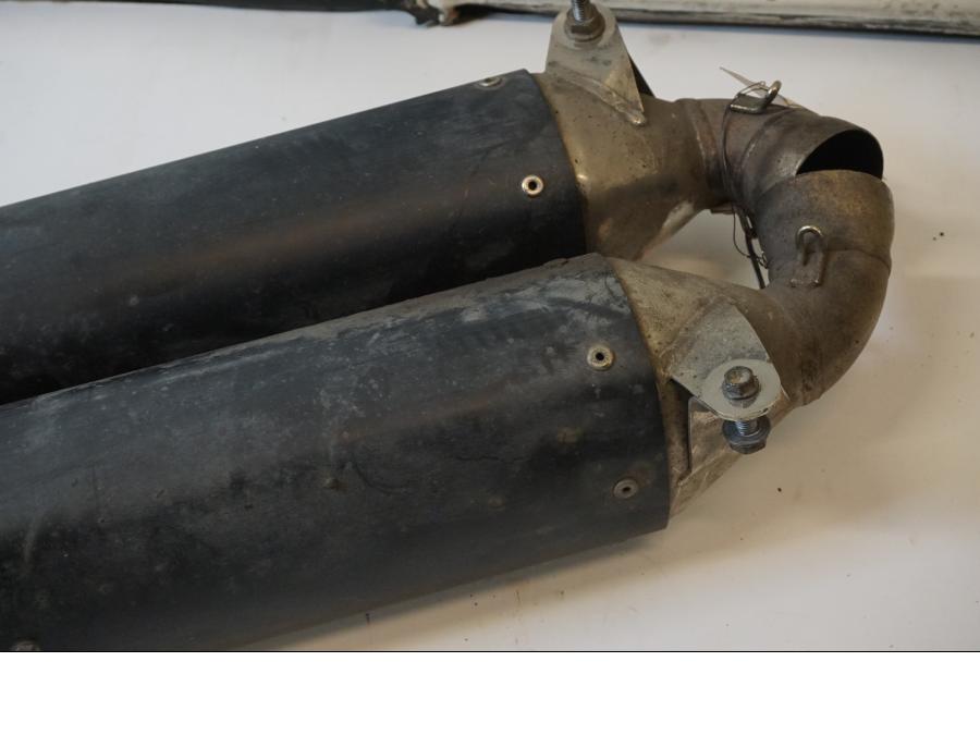 Snett nerifrån på Ljuddämpare från en KTM 640 Duke -2001 motorcykel.