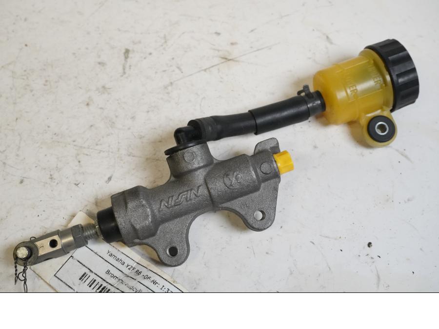 Framsidan på Bromshuvudcylinder från en Yamaha YZF R6 -2006 motorcykel.