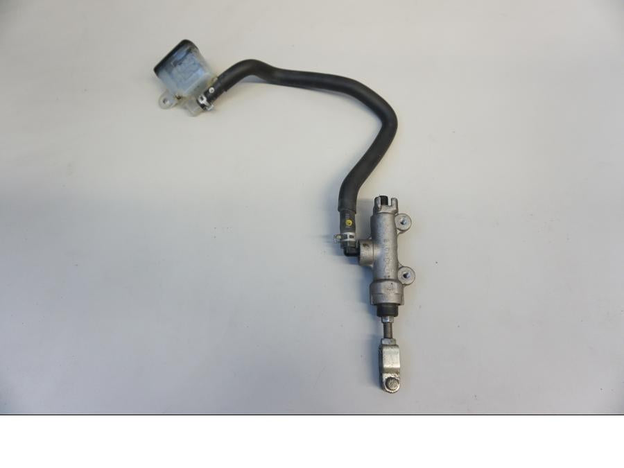 Framsidan på Bromshuvudcylinder från en Suzuki SFV 650 A Gladius -2012 motorcykel.