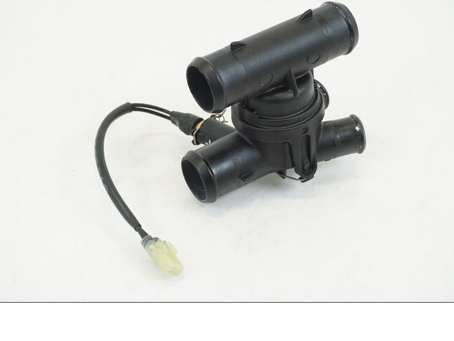 Framsidan på Vattentermostathus från en Ducati Streetfighter V4 -2020 motorcykel.