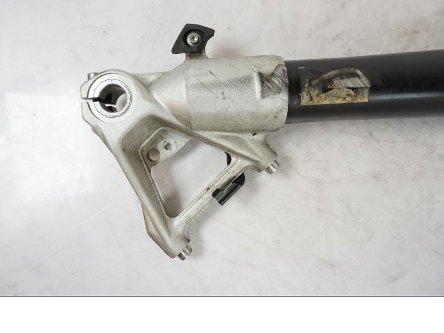 Baksidan på Gaffelben från en BMW R 1250 GS -2019 motorcykel.