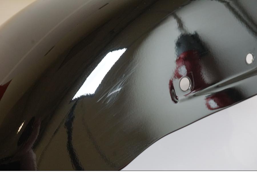 Snett uppifrån på Bakskärm från en H-D Fat Boy -2020 motorcykel.