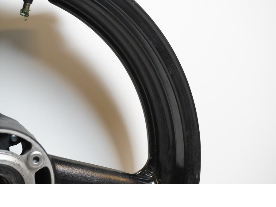 Vänster sida på Fälg från en Suzuki GSX 1300 R -2003 motorcykel.