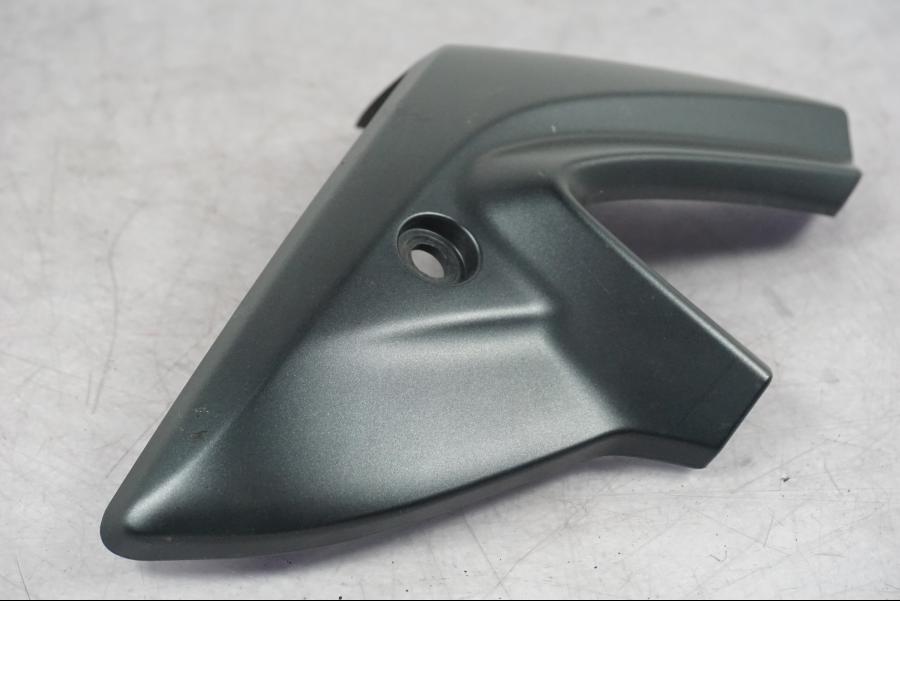 Vänster sida på Strålkastarkåpa från en Suzuki GSF 1250 -2010 motorcykel.