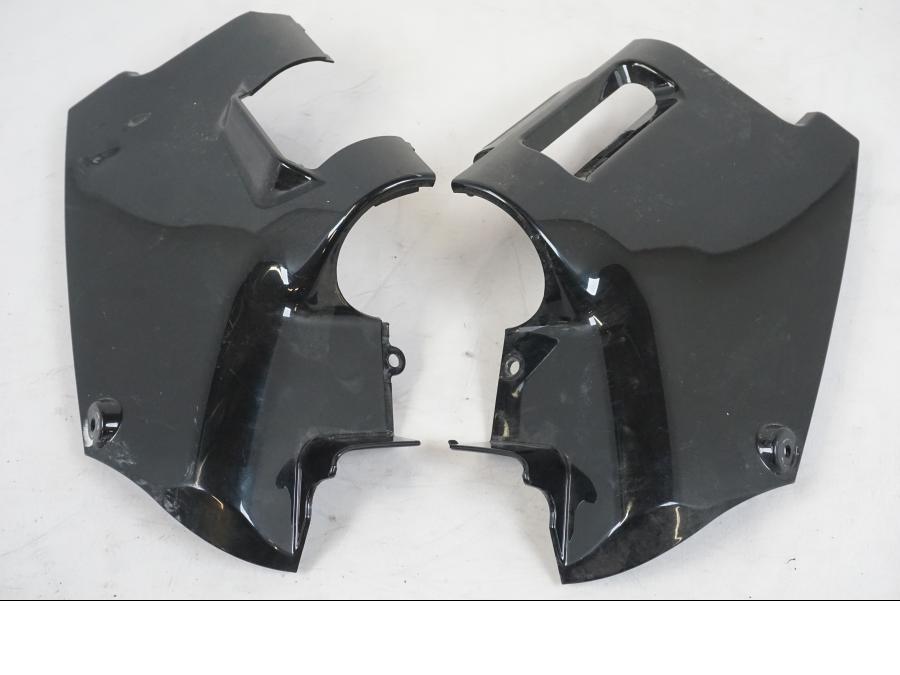 Baksidan på Plast från en Suzuki VZR 1800 -2009 motorcykel.