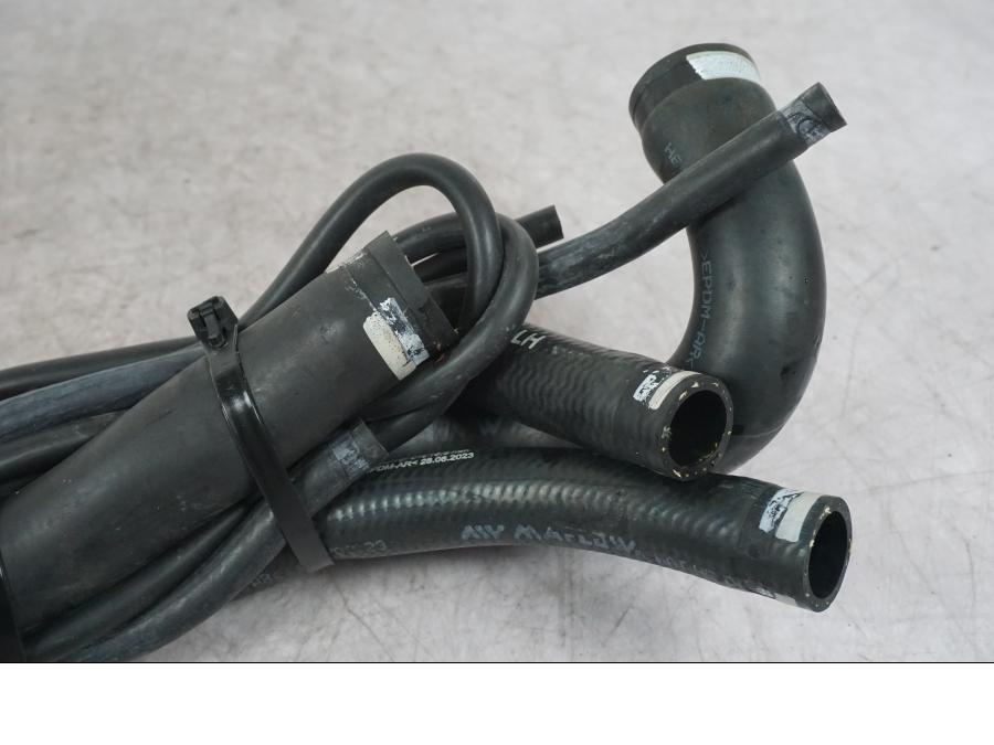 Höger sida på Vattenkyl Slang Set från en Ducati Multistrada V4 -2024 motorcykel.