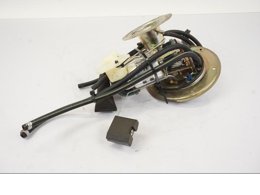 Framsidan på Bensinpump insprut från en BMW R 1150 RS -2003 motorcykel.