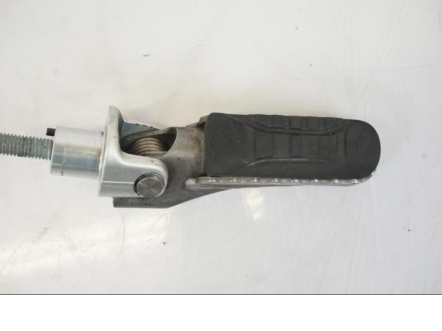 Snett uppifrån på Fotpinne från en BMW S 1000 XR -2019 motorcykel.