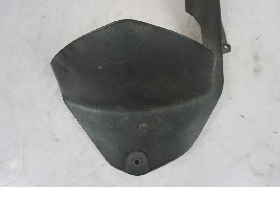 Snett uppifrån på Svingskärm från en Kawasaki ER-6F -2010 motorcykel.