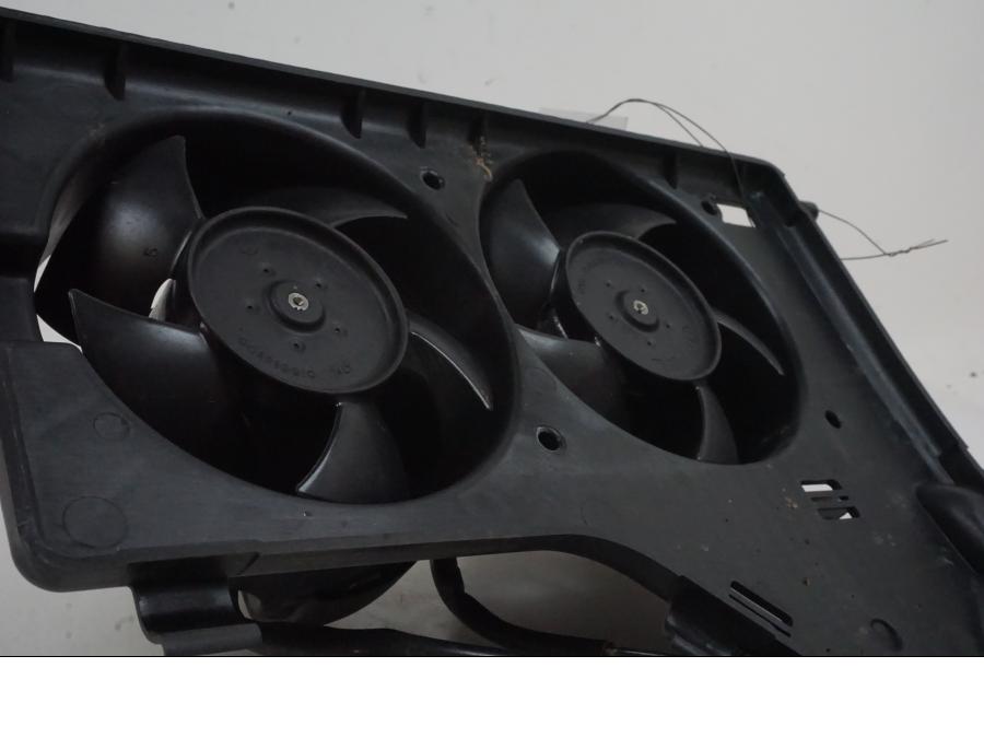 Vänster sida på Vattenkylfläkt från en KTM 1290 Super Duke -2019 motorcykel.