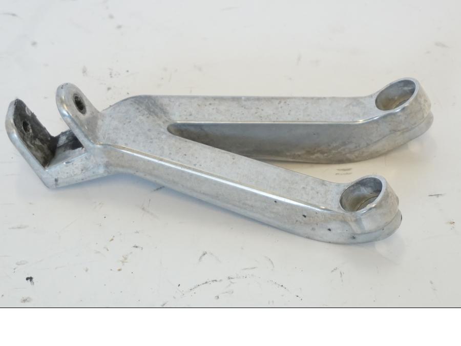 Snett uppifrån på Fotpinnefäste från en Honda CBR 900 RR -2001 motorcykel.