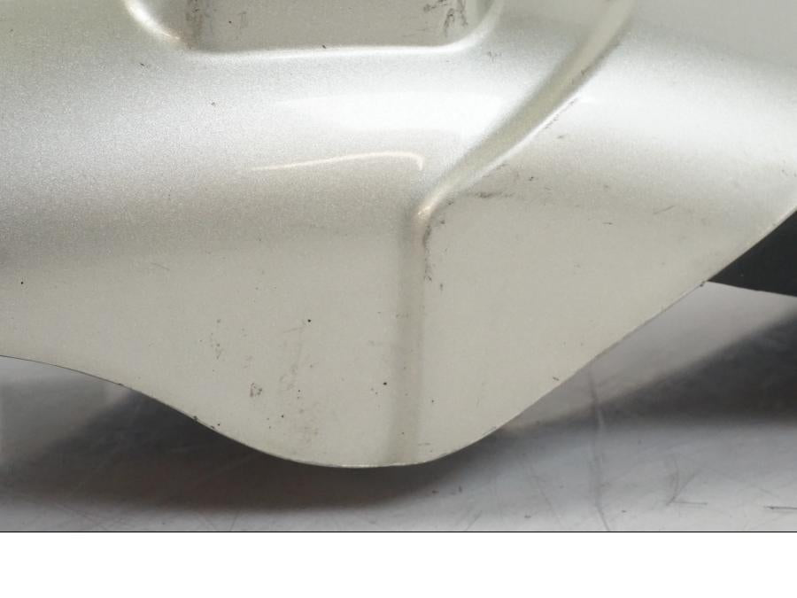 Baksidan på <p>Framskärm från Yamaha V-MAX 1200 1997.</p>

<p>Mindre ytliga repor finns se bilder.</p>

<p>Skavmärke se bild.</p> motorcykel.