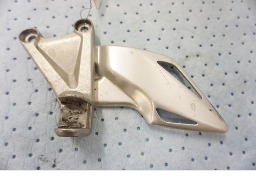 Framsidan på Fotpinnefäste från en Honda CBR 1000 RR -2009 motorcykel.