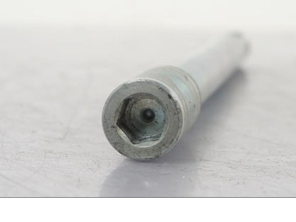 Baksidan på Axel från en Suzuki VL 800 -2002 motorcykel.