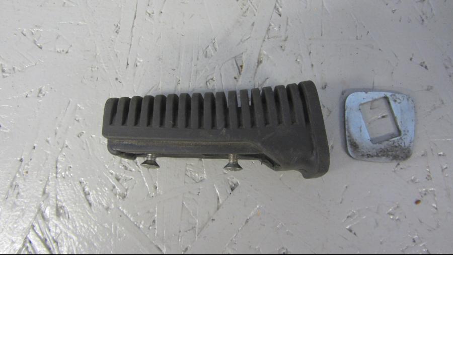 Baksidan på Fotpinnegummi från en Suzuki VS 800 -2000 motorcykel.