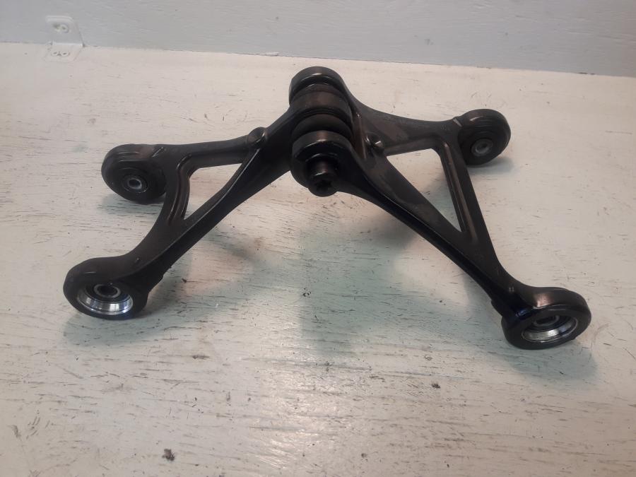 Baksidan på Länkage från en BMW K 1200 S -2008 motorcykel.